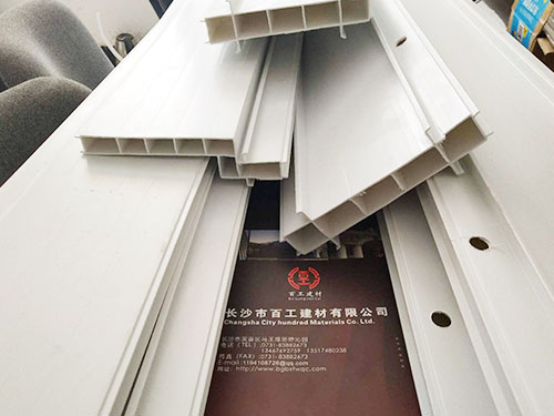 結(jié)構(gòu)拉縫規(guī)格型號(hào)？PVC拉縫板分類(lèi)是什么？